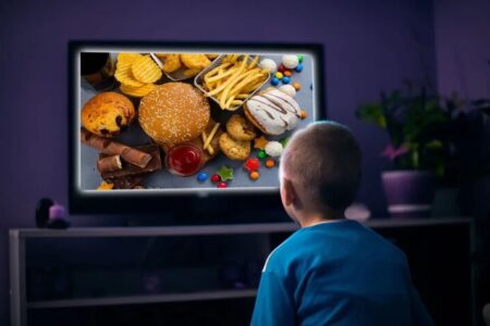 تبلیغ خوراکی‌های ناسالم در فضای آنلاین و تلویزیون بریتانیا ممنوع شد