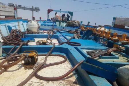 توقیف لنج صیادی حامل ۱۵ هزار لیتر سوخت قاچاق در آب‌های کیش