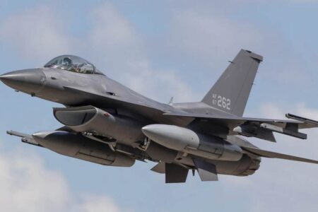 جنگنده‌های اف-۱۶ آمریکا به پرواز درآمدند