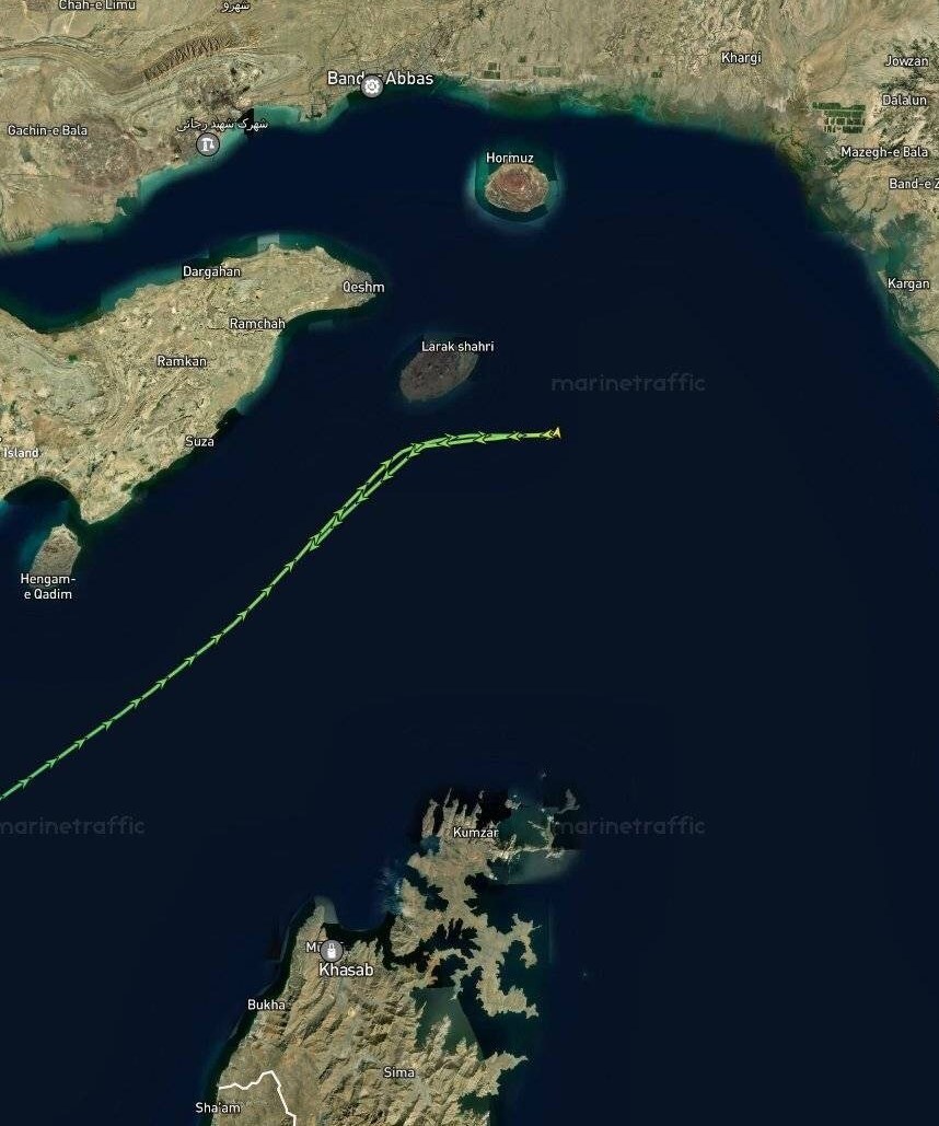 توقف و بازگشت دو نفتکش در ورودی تنگه