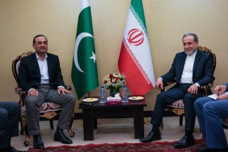 دیدار فرمانده ارتش پاکستان با وزیر امور خارجه کشورمان