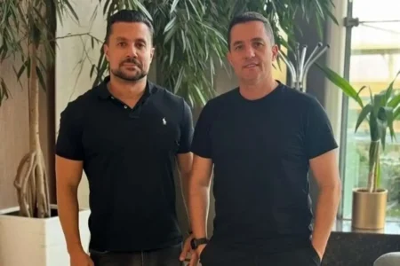 اوسمار و دستیارش به تهران رسیدند