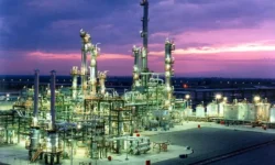 بهبود وضعیت در صنعت پتروشیمی/ ترمیم خسارتهای جنگ در چه مرحلهای است؟
