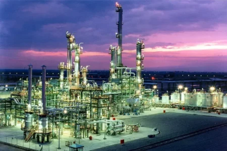 بهبود وضعیت در صنعت پتروشیمی/ ترمیم خسارتهای جنگ در چه مرحلهای است؟