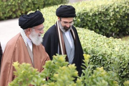 تصویری متفاوت از آیتالله سیدمجتبی خامنهای و رهبر شهید در لبنان