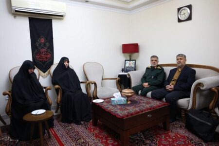 دیدار معاون هماهنگکننده نیروی زمینی سپاه باخانواده شهید ابراهیمزاده
