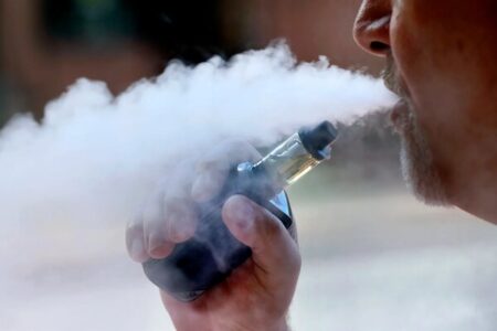 سیگار الکترونیکی با استفاده بیشتر سمی‌تر می‌شود