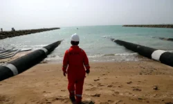 غول ۶۲۰۰ تنی به خلیج فارس رسید؛ تولید نفت ایران اوج میگیرد