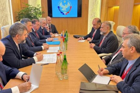 مقاومت ایران در برابر متجاوزان در خور تحسین است