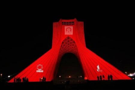 نقش بستن نشان انتقال خون بر قامت برج آزادی