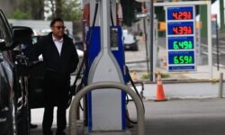 افزایش قیمت بنزین در آمریکا/ تنشهای خاورمیانه، اقتصاد جهانی را هدف گرفت