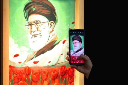 درهای شمالی و شرقی مصلی باز شده‌اند