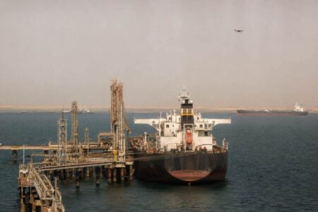 رویترز: فشار تنگه هرمز بر صادرات دومین تولیدکننده نفت اوپک | اختلال در عملیات بارگیری نفت