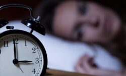 اختلالات خواب می تواند نشانه اولیه آلزایمر باشد