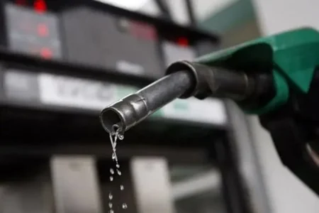 واکنش نماینده مجلس به شایعه افزایش قیمت بنزین؛ «الان زمان شوک اقتصادی نیست»
