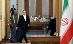 بازتاب خبر عمان و عربستان در بازار طلا و دلار/ دلار ۴۵۰۰ تومان گرانتر شد/ طلای ۱۸ عیار تا ۳۵ میلیون تومان بالا میرود؟
