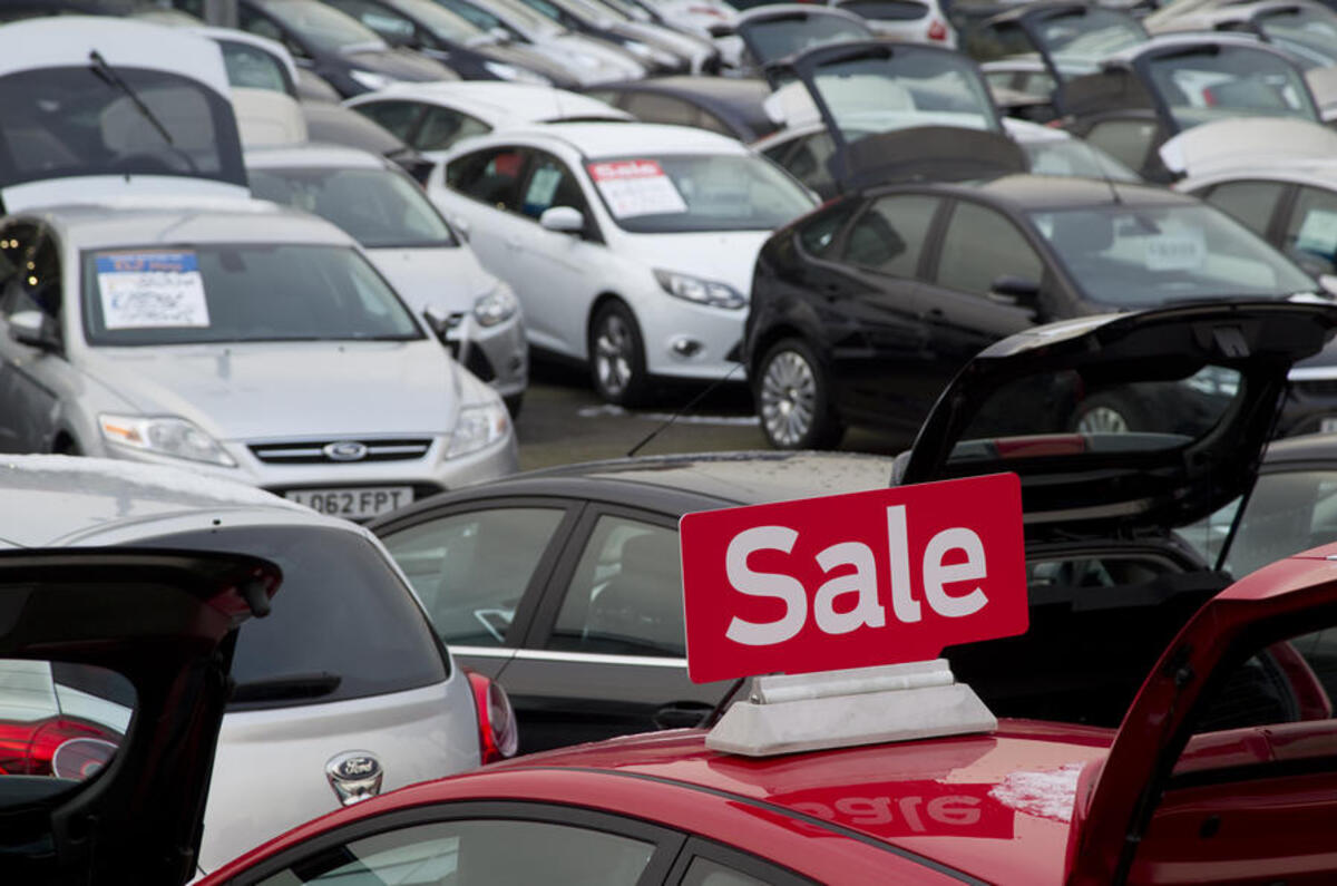معضل گرانی خودرو جهانی شد used_cars_2