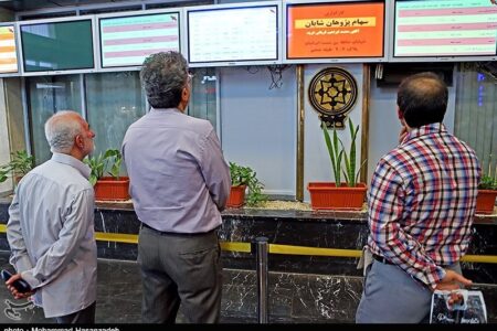 ورود پول به بورس همزمان با عقب‌نشینی دلار