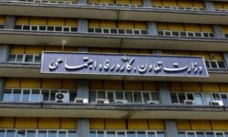 وزارت کار از برگزاری جلسه بازنگری مزد کارگران شانه خالی نکند