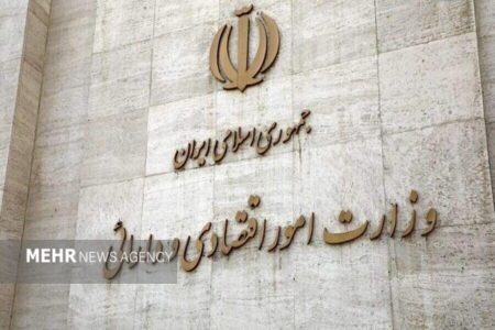 گلایه وزارت اقتصاد به عدم صدور مجوز توزیع اینترنتی دارو